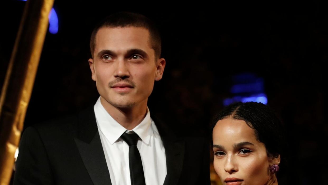 Zoe Kravitz (r) und ihr Partner Karl Glusman kommen 2018 zur Weltpremiere des Films «Fantastic Beasts: The Crimes of Grindelwald» in Paris.