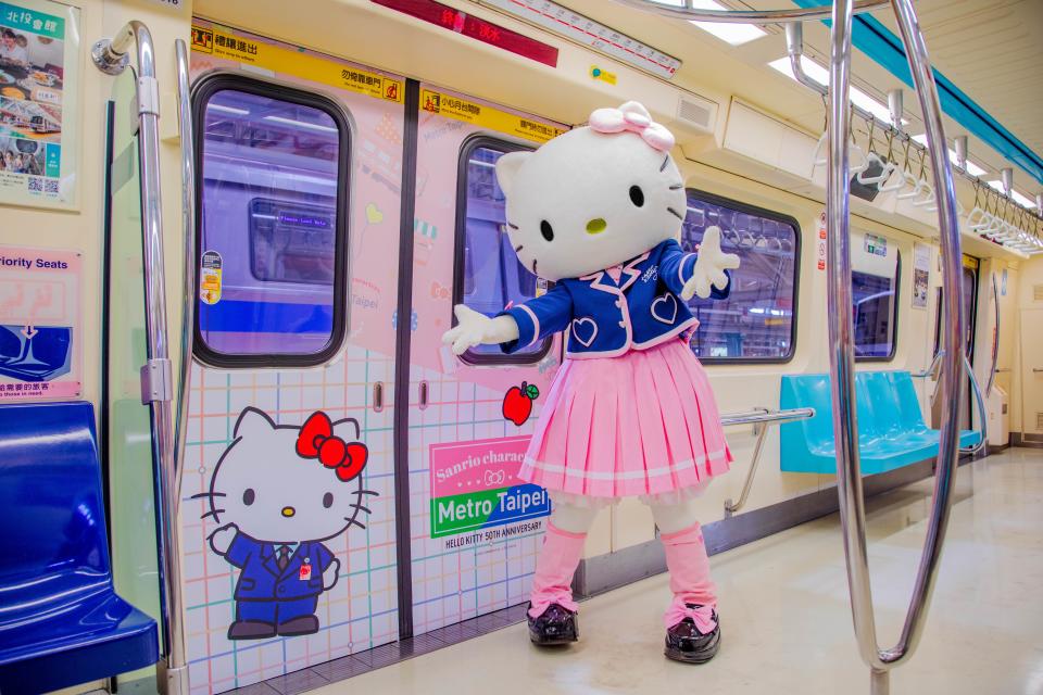 台灣三麗鷗今年特別與台北捷運跨界聯名，打造超夢幻的「Hello Kitty捷運彩繪列車」。圖片來源：台北捷運
