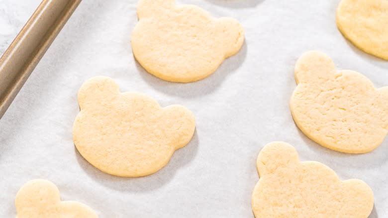 Baking shortbread cookies on pan