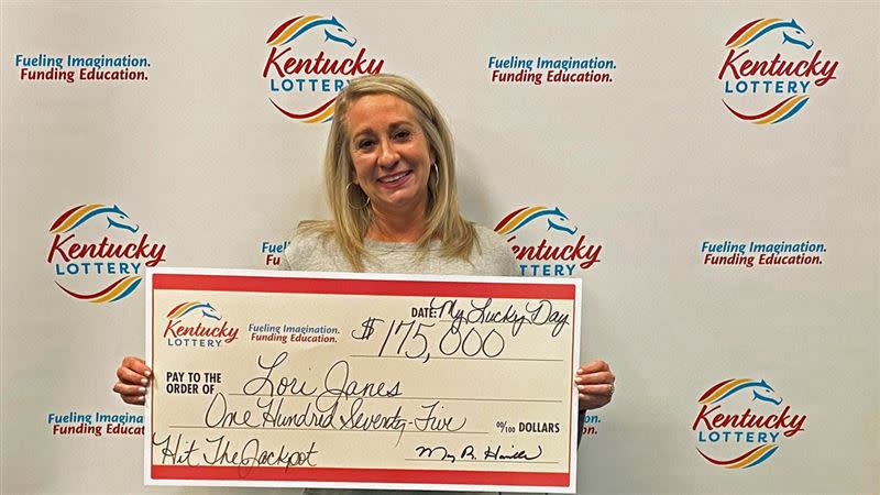 美國這名幸運人妻在交換禮物時獲得意外大獎。（圖／翻攝自Kentucky Lottery）