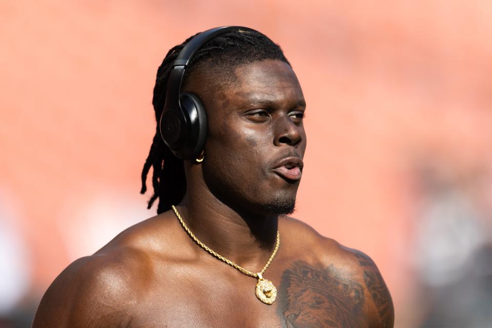 Cleveland Browns tight end David Njoku (85) warms up before the game against the Arizona Cardinals at Cleveland Browns Stadium on Nov. 5, 2023.