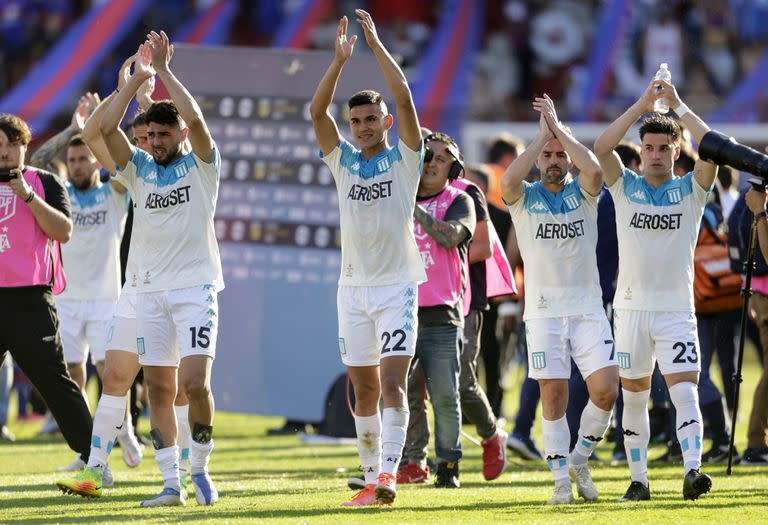 El saludo de Racing a los hinchas luego de una victoria tonificante en cancha de Huracán