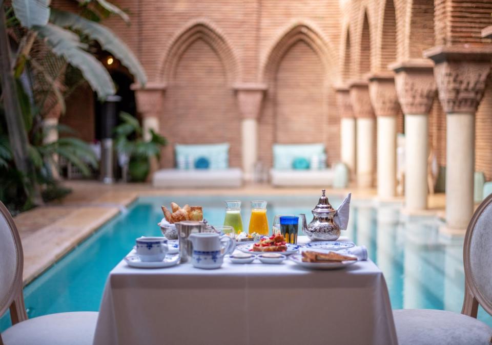 Breakfast poolside (Bernard Touillon)