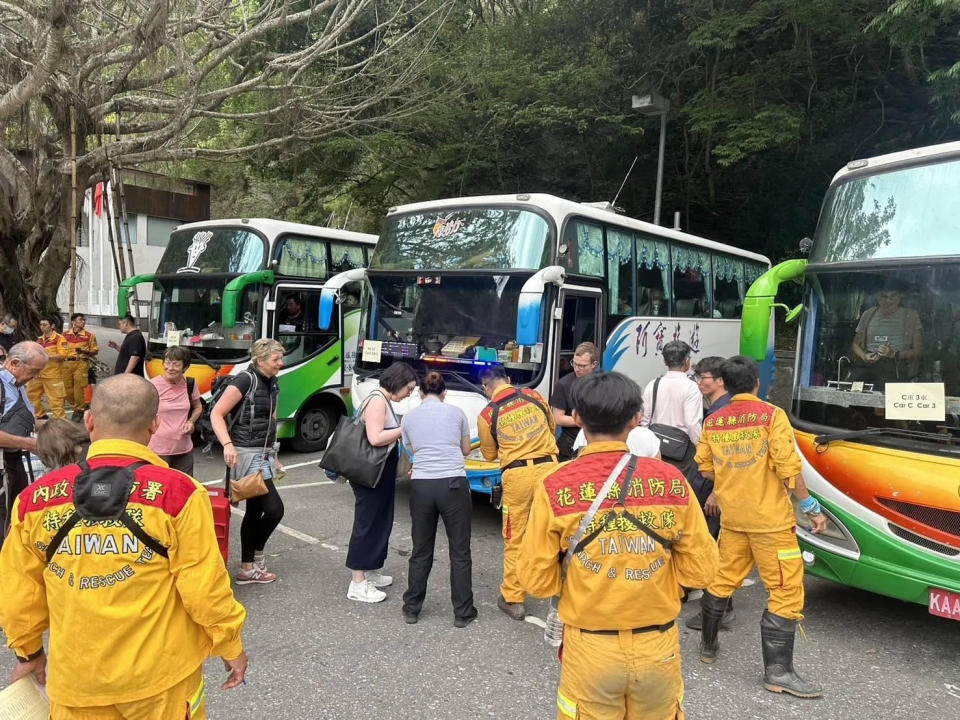 <strong>太魯閣晶英酒店住客陸續搭遊覽車離開。（圖／中天新聞）</strong>