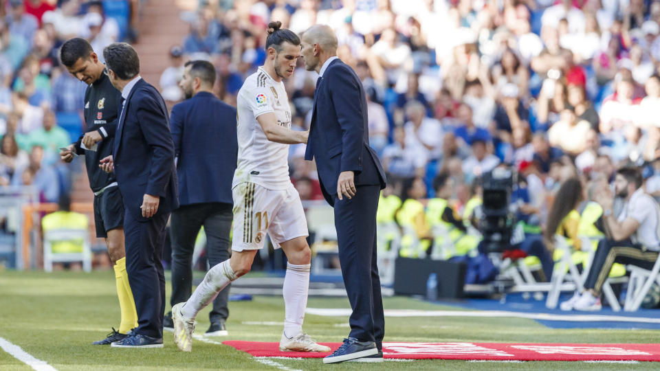 MADRID, SPAIN - OCTOBER 05: Gareth Bale of Real Madrid speaks with head coach Zinedine Zidane of FC Real Madrid during the Liga match between Real Madrid CF and Granada CF at Estadio Santiago Bernabeu on October 5, 2019 in Madrid, Spain. (Photo by TF-Images/Getty Images)