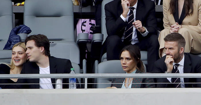 Brooklyn Beckham con su mujer y sus padres viendo un partido