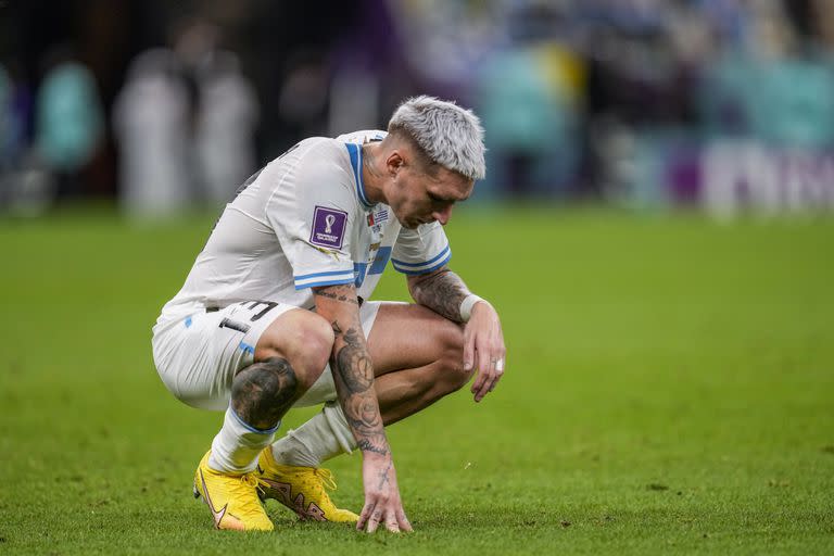 El uruguayo Guillermo Varela se lamenta luego de la caída ante Portugal por 2-0