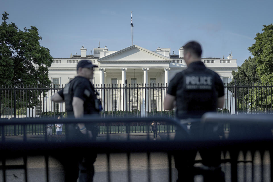 09 July 2024, USA, Washington: Police officers from the Secret Service stand in front of the White House in the early morning before the start of the NATO summit. The NATO summit begins in the capital with celebrations to mark the 75th anniversary of the defense alliance. Photo by: Kay Nietfeld/picture-alliance/dpa/AP Images