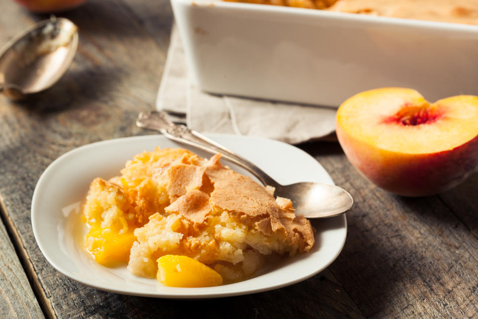 What's the best way to make peach cobbler? Yahoo Search users were curious in 2022. (Photo: Getty)