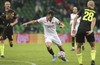 Munir El Haddadi (centro) del Sevilla domina el balón durante el partido contra Krasnodar por la Liga de Campeones, el martes 24 de noviembre de 2020, en Krasnodar, Rusia. (AP Foto)