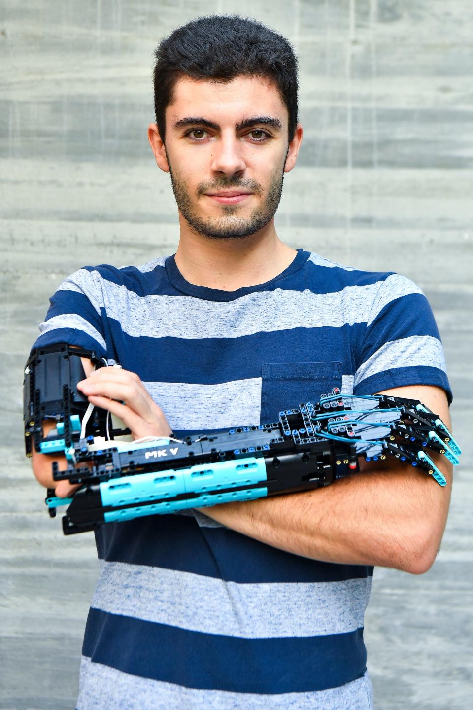 David posa con su brazo protésico construido con piezas de Lego. (Foto: Pau Barrena / AFP / Getty Images).