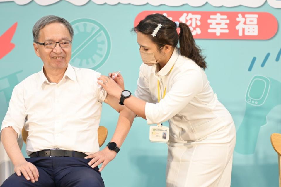 衛福部長薛瑞元帶頭接種流感疫苗。（疾管署提供）