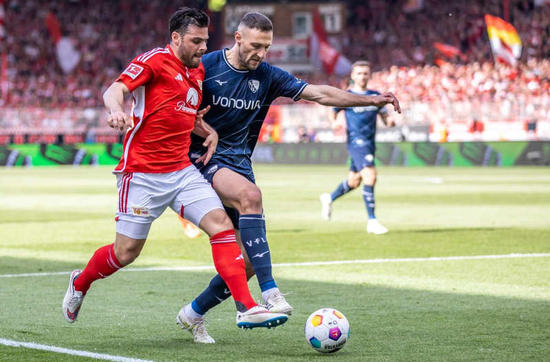 Berlin's Kevin Volland (L) and Bochum's Ivan Ordets battle for the ball during the German Bundesliga soccer match between 1. FC Union Berlin and VfL Bochum at An der Alten Foersterei. Andreas Gora/dpa