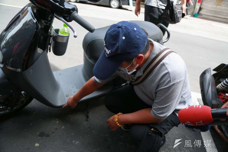 20180829-台北市議員參選人林冠勳今日舉辦「超完美政治謀殺，幕後藏鏡人是誰？」記者會，車禍事件的顏姓女駕駛亦到場為自己做解釋，並展示車身擦撞的痕跡。（簡必丞攝）