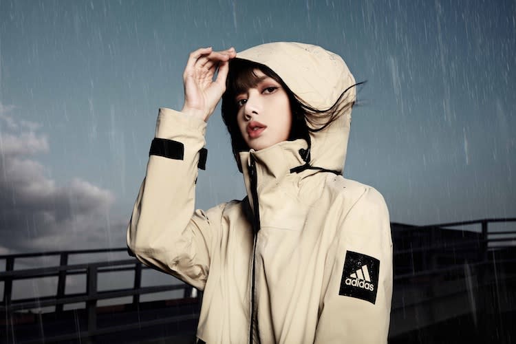 運動品牌 adidas 找來 BLACKPINK 的 Lisa 演繹了防水風衣的穿搭
