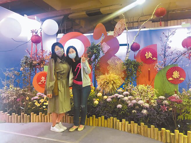 日本松江大根島牡丹花展14日起在建國假日花市開跑，現場有200盆大根島牡丹花，及2米高「葵卯兔」主題花卉雕塑。（張芷瑜攝）