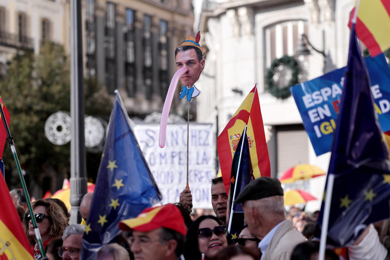 Renforcé politiquement par son accord avec les indépendantistes catalans, Pedro Sanchez est toutefois plus contesté que jamais à cause de la loi d’amnistie qu’il a été contraint de concéder pour former cette alliance. 