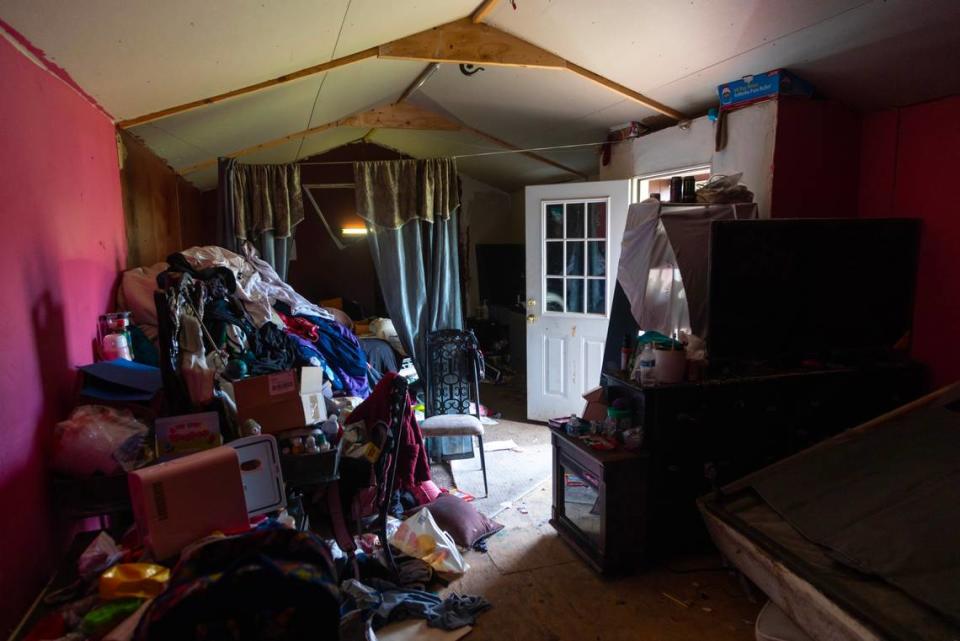 Interior del cobertizo identificado como el último lugar de residencia conocido de Noel Rodríguez-Álvarez, de 6 años, construido detrás de una casa en Everman, Texas, el martes 26 de marzo de 2023. Noel no ha sido visto desde noviembre de 2022, y la policía registró minuciosamente la vivienda durante su investigación.