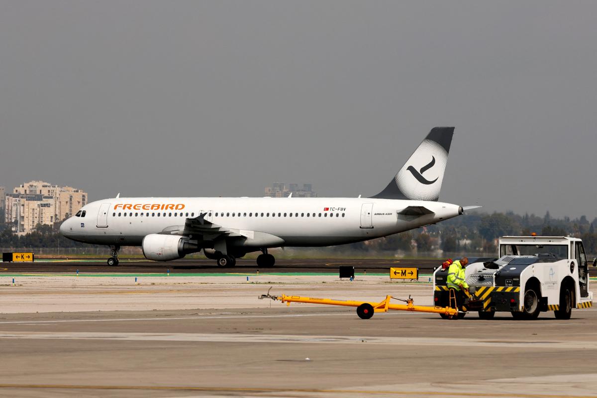 TUI özür dilediği için Leeds Bradford Havalimanı’ndan Türkiye uçuşu ‘kuş çarpması’ nedeniyle ’23 saat’ rötar yaptı