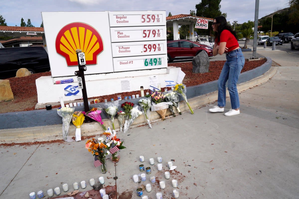 A makeshift shrine is placed at the scene of a Sunday confrontation that lead to death of a demonstrator Tuesday, Nov. 7, 2023, in Thousand Oaks, Calif. Paul Kessler, 69, died at a hospital on Monday (Copyright 2023 The Associated Press. All rights reserved)