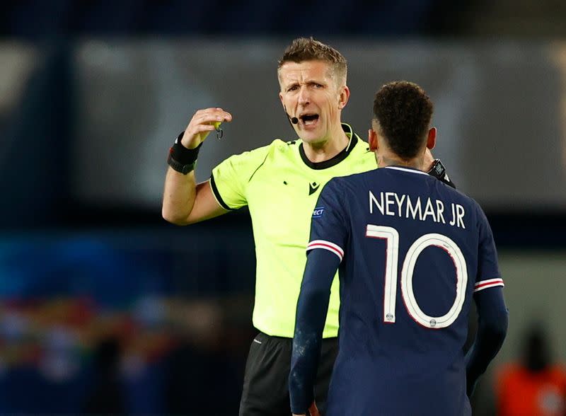 El réferi Daniele Orsato habla con Neymar del Paris St Germain durante el partido con el Bayern Munich