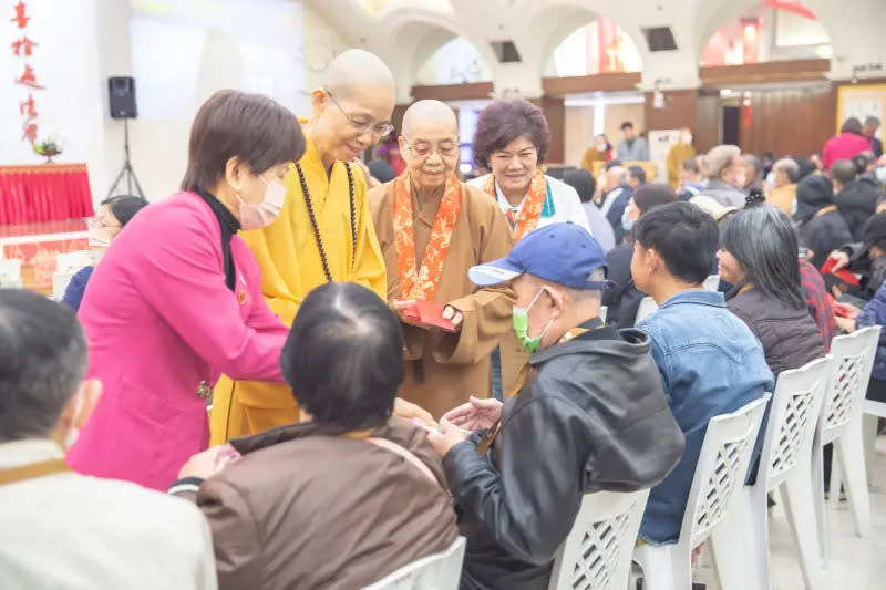 ▲惠中寺今辦寒冬送暖活動，覺居法師（左二）逐一致贈福田戶關懷金紅包。（圖／惠中寺提供）