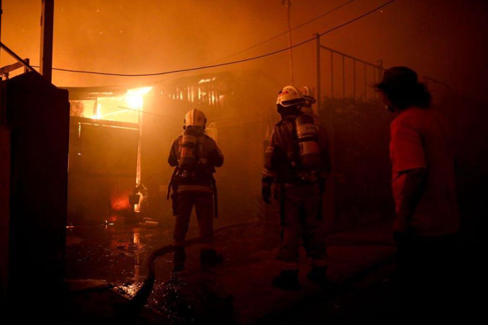 Los bomberos han estado trabajando intensamente para extinguir los incendios. (BBC)