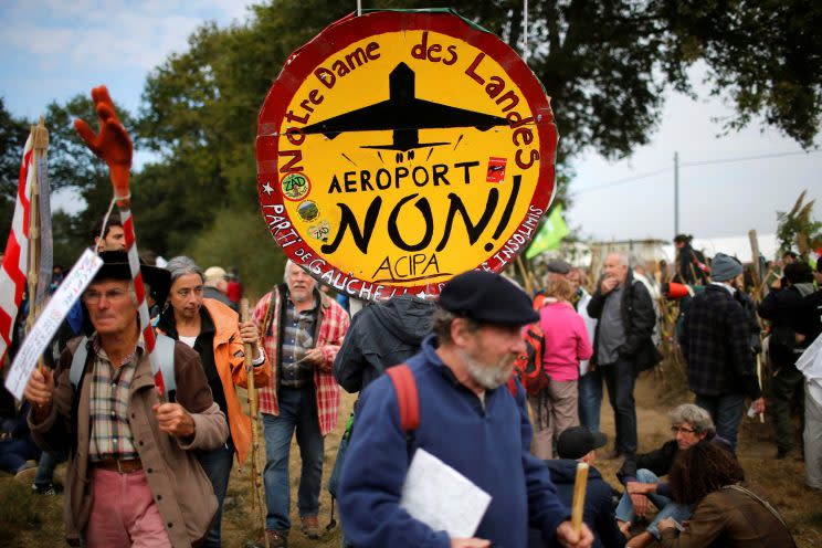 <p>La construction de l’aéroport à Notre-Dame-des-Landes (Loire-Atlantique) aura été l’un des grands serpents de mer du quinquennat. Malgré une vive opposition, un référendum populaire débouche sur un “oui” à la construction. Mais l’opposition n’a pas encore baissé les bras. Le résultat du référendum est toujours régulièrement contesté, Philippe Poutou l’ayant notamment qualifié de “référendum trafiqué” lors du débat pour la présidentielle le 4 avril 2017. (Photo : Reuters)</p>