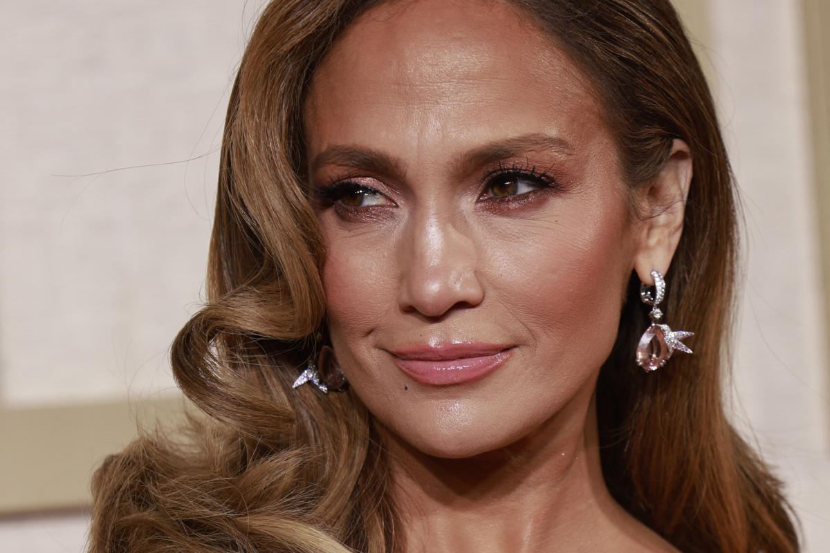 Ready to Get Your Jennifer Lopez Sexy On? Here Are the Names of the  (Affordable!) Makeup Colors She Wore to the Golden Globes