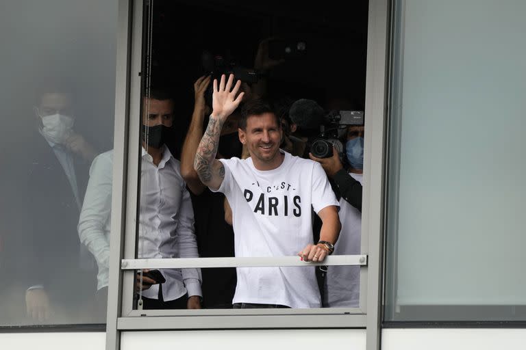Lionel Messi y la primera remera que vistió en París; el argentino generó una revolución económica en la Ciudad Luz