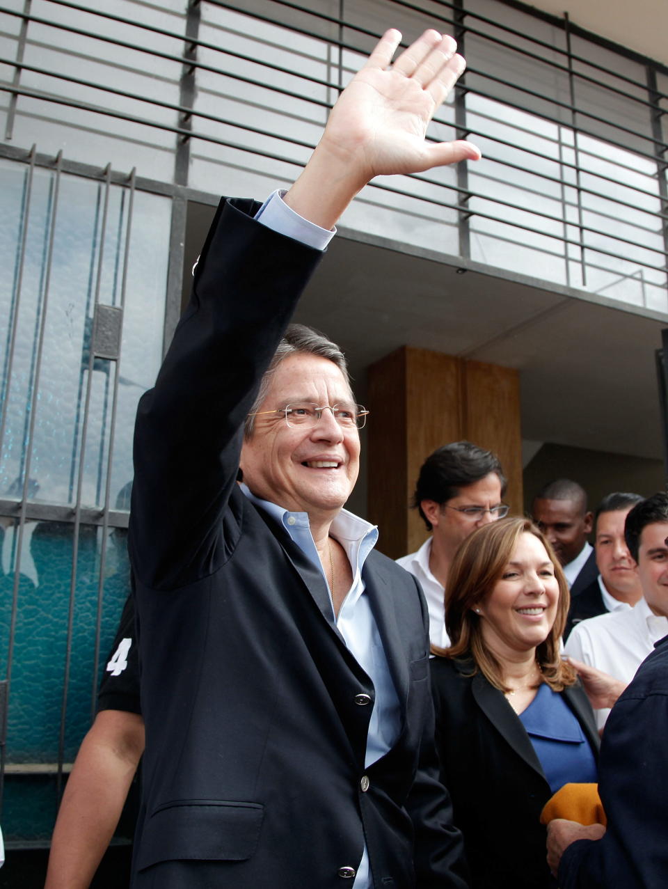 <p>El candidato presidencial por el movimiento CREO, el exbanquero Guillermo Lasso, saluda en compañía de su compañero de fórmula Juan Carlos Solines (c-atrás), este 17 de febrero de 2013, en Quito (Ecuador), durante las elecciones presidenciales. Están llamados a votar unos 11,6 millones de ecuatorianos dentro y fuera del país, en un proceso que vigilarán más de 76.000 militares y policías en esta nación andina. EFE/Cecilia Puebla</p>