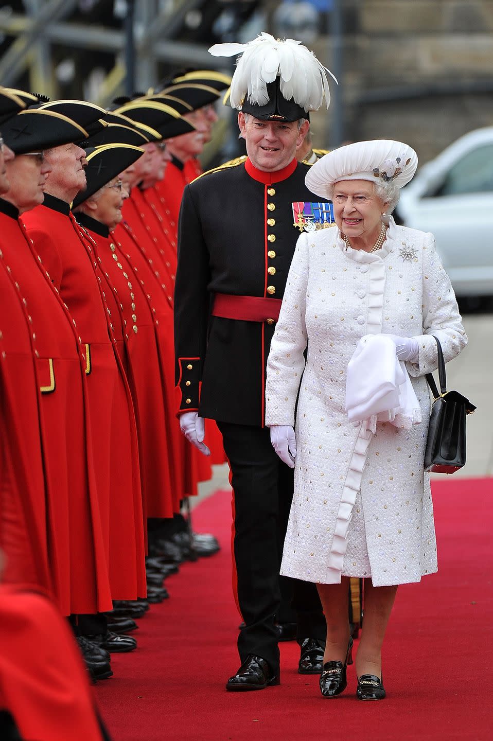 <p>During her Diamond Jubilee celebrations, Queen Elizabeth opted for a white coat, topping a white dress, and an asymmetrical white hat. <br></p>