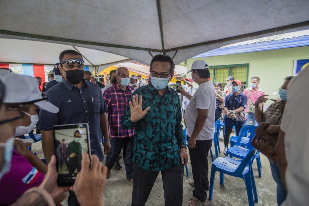 Former Sabah chief minister Tan Sri Musa Aman greets Parti Bersatu Sabah supporters in Kiulu September 18, 2020. — Picture by Firdaus Latif