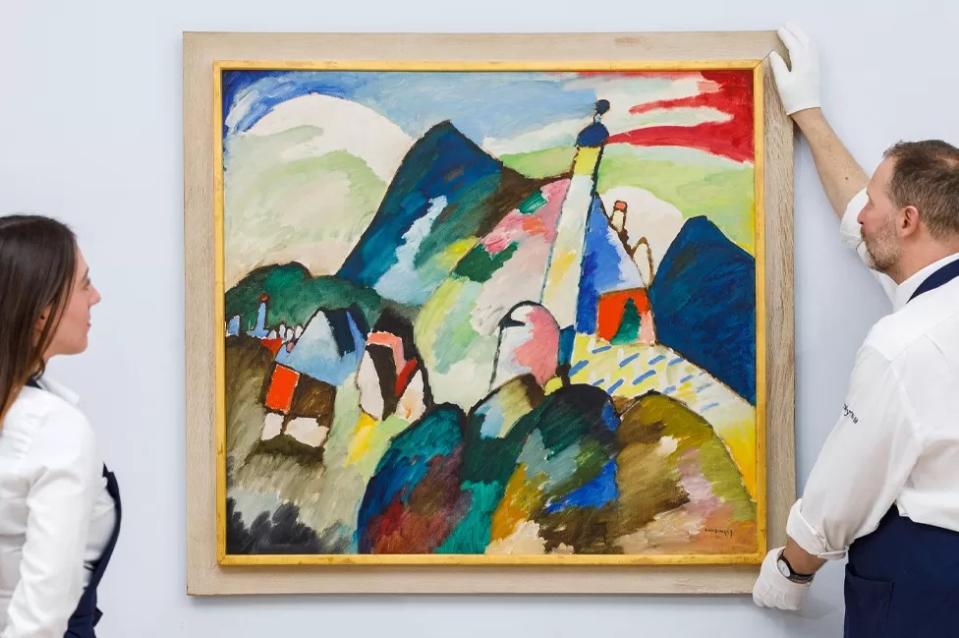 Funcionarios de Sotheby's con el cuadro "Murnau con Iglesia II"