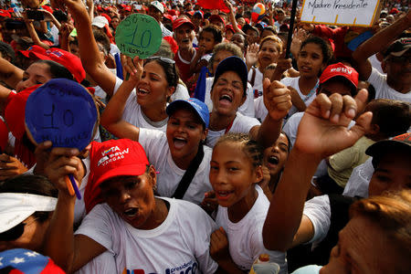 Supporters of Venezuela's President Nicolas Maduro shout slogans during a campaign rally in La Guaira, Venezuela May 2, 2018. REUTERS/Carlos Garcia Rawlins