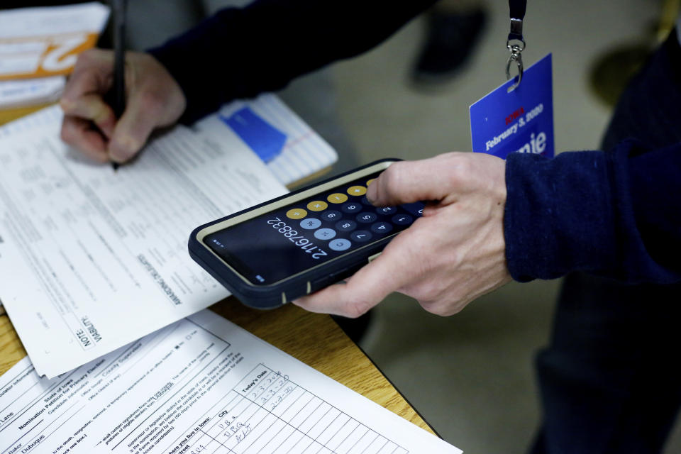 Problemas con el conteo de votos en los caucus de Iowa produjeron un enorme retraso en la revelación de sus resultados. En la foto, un conteo de votos en uno de los precintos en Iowa. (AP)