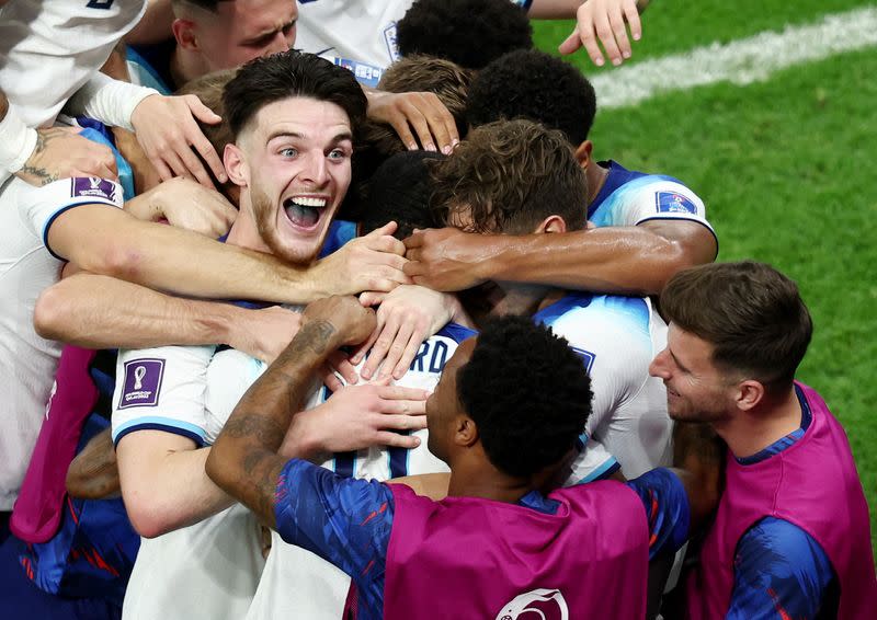 Foto del martes del inglés Marcus Rashford celebrando con sus compañeros tras marcar ante Gales