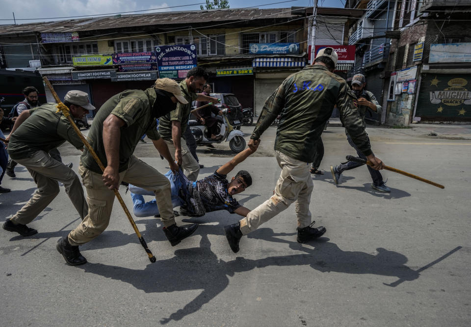 Policías de India detienen a un musulmán chií por participar en una procesión religiosa durante restricciones el 7 de agosto de 2022, en Srinagar, en la Cachemira controlada por India. (AP Foto/Mukhtar Khan)