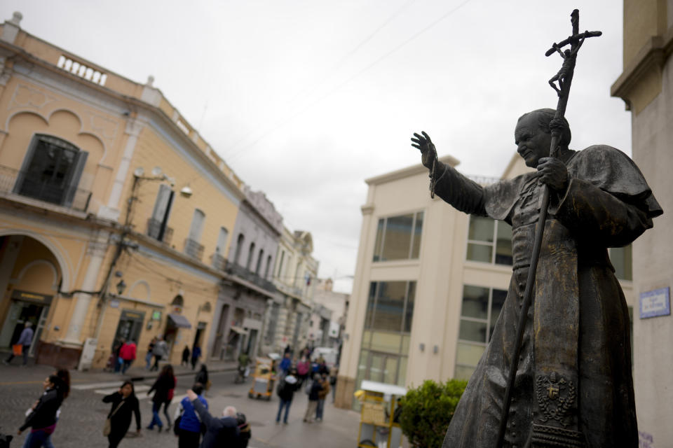 ARCHIVO - Un estatua del papa Juan Pablo II en Salta, Argentina, el 2 de mayo de 2022. Un tribunal argentino dictaminó el jueves 4 de abril de 2024 que el arzobispo de Salta Mario Antonio Cargnello y otros tres funcionarios de la iglesia cometieron diferentes formas de violencia contra las monjas del Convento de San Bernardo. (AP Foto/Natacha Pisarenko, Archivo)