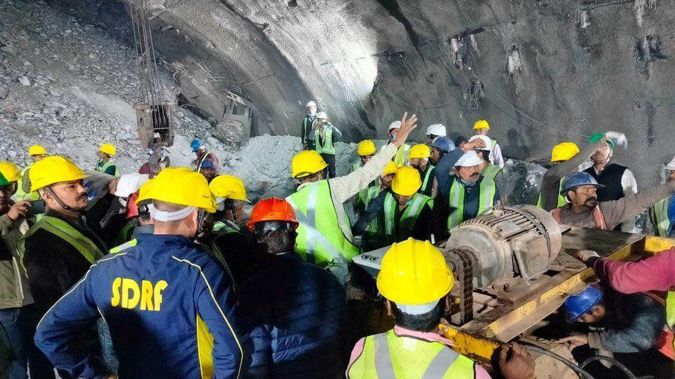 Equipos de rescate se reúnen en el lugar tras el derrumbe de un túnel en el distrito de Uttarkashi.