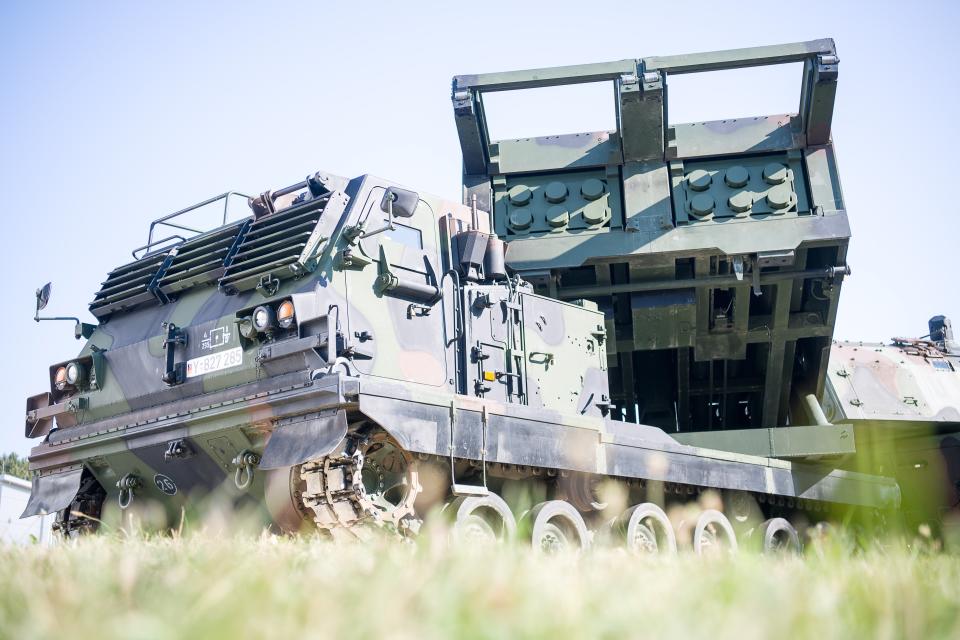  Ein Raketenwerfer MARS II steht in der Alb-Kaserne. Er kann bis zu zwölf Raketen verschiedenen Typs in einer Minute abfeuern und hat eine Reichweite von 16 bis zu 85 Kilometern. - Copyright: picture alliance/dpa | Sebastian Gollnow