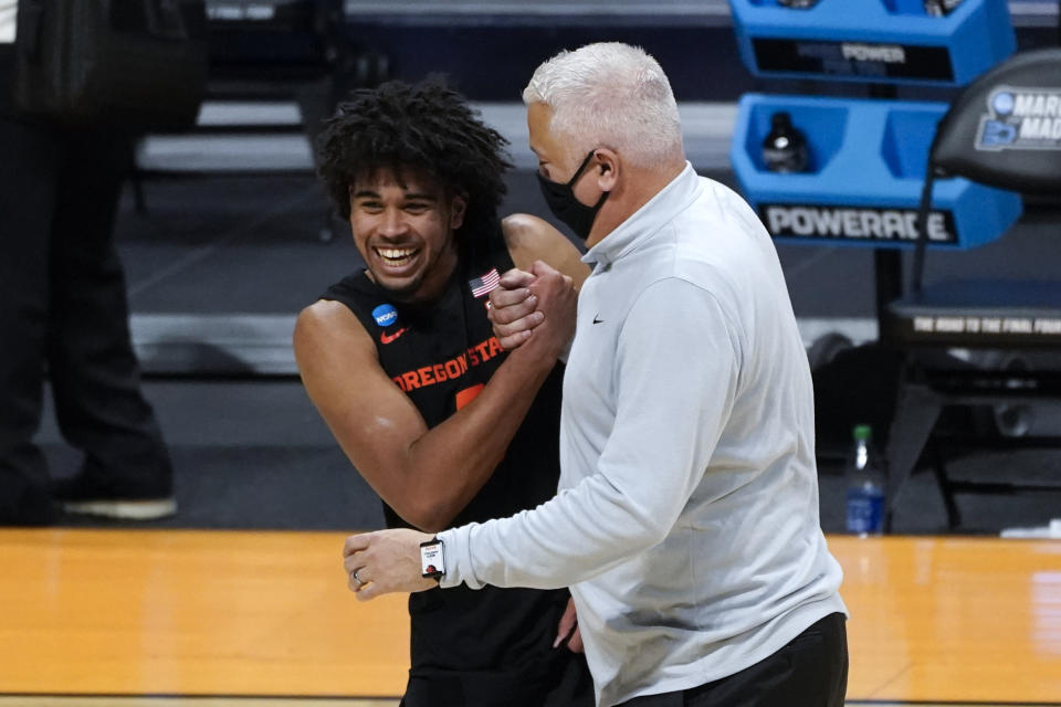 Oregon State guard Ethan Thompson (5) and head coach Wayne Tinkle celebrate beating Oklahoma State and advancing to the Sweet 16. (AP Photo/Paul Sancya)