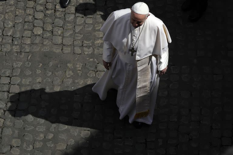 El papa Francisco camina durante su audiencia semanal por el patio de San Damaso, en el Vaticano