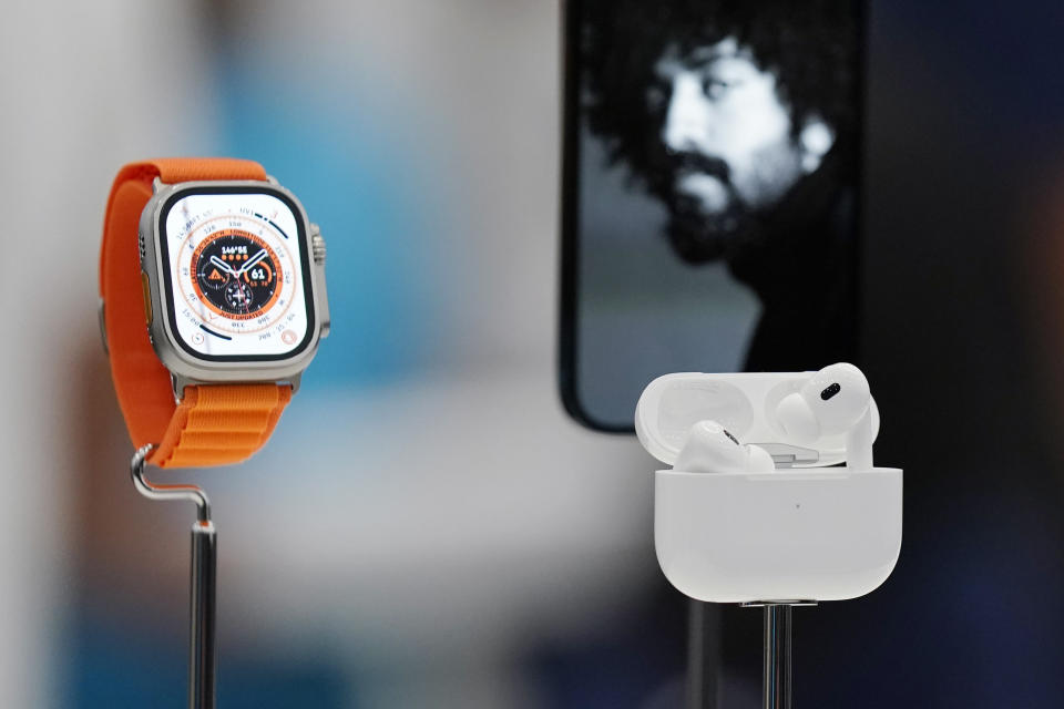 Un Apple Watch Ultra (izquierda), y los nuevos AirPods Pro de segunda generación durante el evento de presentación de Apple, en la sede de la compañía en Cupertino, California, el miércoles 7 de septiembre de 2022. (AP Foto/Jeff Chiu)