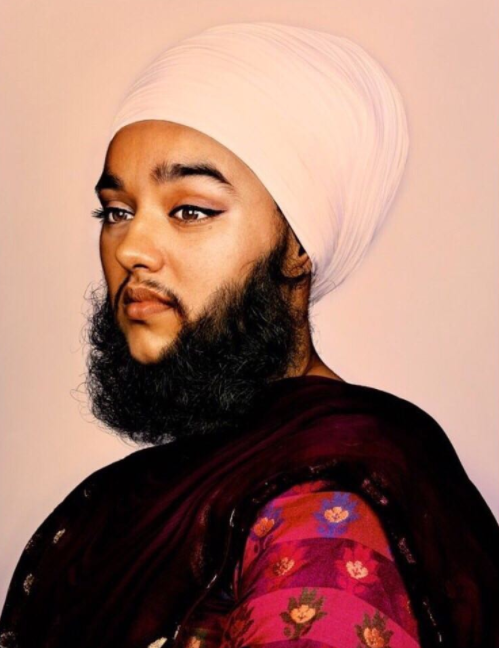 <p>Harnaam Kaur, militante pour la body-positivité originaire de Slough, s‘est donné pour mission d’aider les femmes à assumer leur apparence. Elle est atteinte du syndrome des ovaires polykystiques, une maladie hormonale qui peut entrainer un excès de pilosité faciale, mais malgré sa différence, lors de la Fashion Week de Londres de 2016, elle est devenue la première femme à barbe à défiler. <em>[Photo : Instagram/Harnaam Kaur]</em> </p>