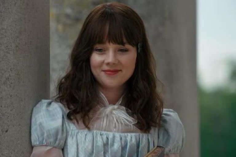 Claudia Jessie como Eloise Bridgerton en la segunda temporada de la serie