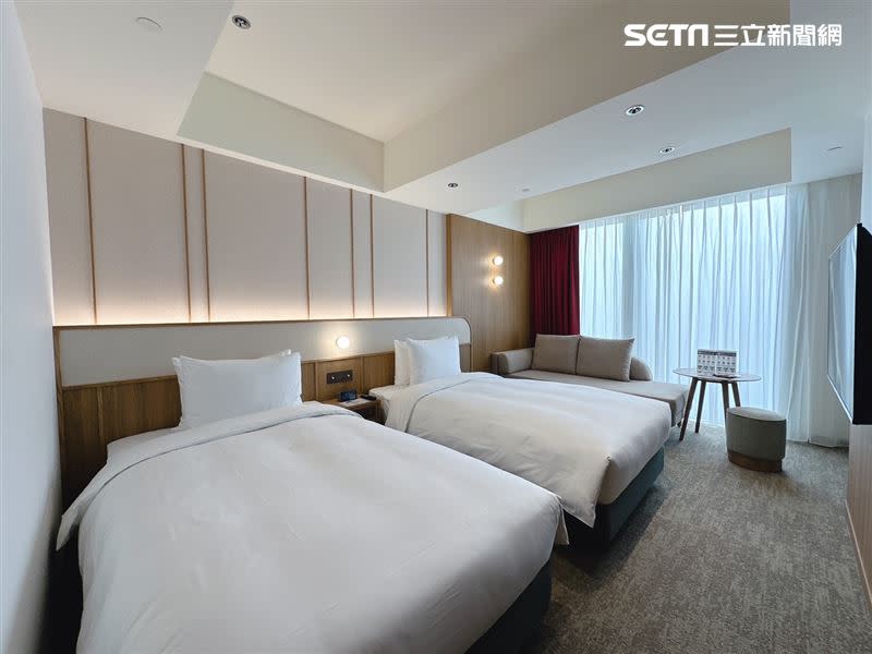 「標準雙人房」提供大床及兩中床的房型，空間約10坪，無市區景觀。（圖／記者劉沛妘攝影）