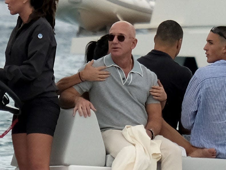 Jeff Bezos genießt eine Bootsfahrt. - Copyright: MEGA