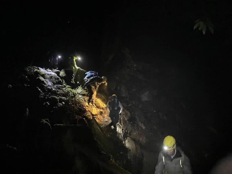 新北三峽登山社前往阿里山塔塔加白雪村登山露營，66歲團員林女不幸跌落邊坡死亡。（圖／翻攝畫面）