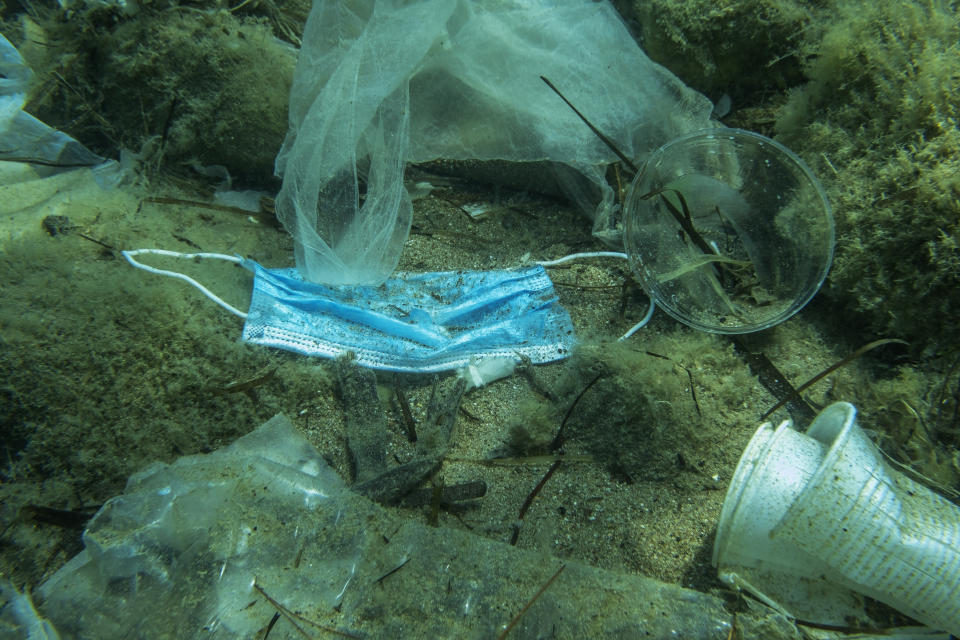 Einwegmaske und anderer Plastikmüll in der Adria (Bild: Andrey Nekrasov/Barcroft Media via Getty Images)